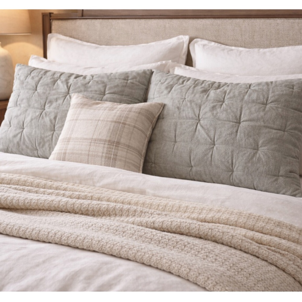 SET OF 2 POTTERY BARN EVERYDAY LINEN COMFORT QUILTED STANDARD SHAMS
